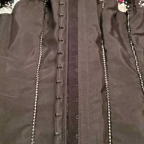 Black wuth white accents pinup halter corset size 38 large. - Picture 5 of 6